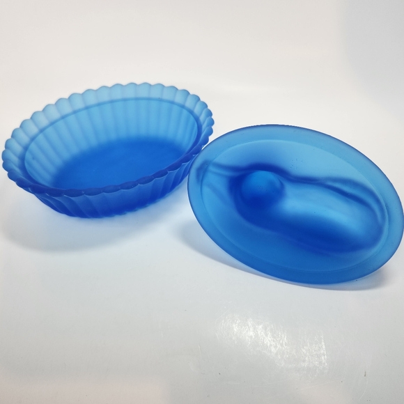 VINTAGE WESTMORELAND FROSTED BLUE SATIN GLASS CAT IN BASKET CANDY DISH - Picture 7 of 15